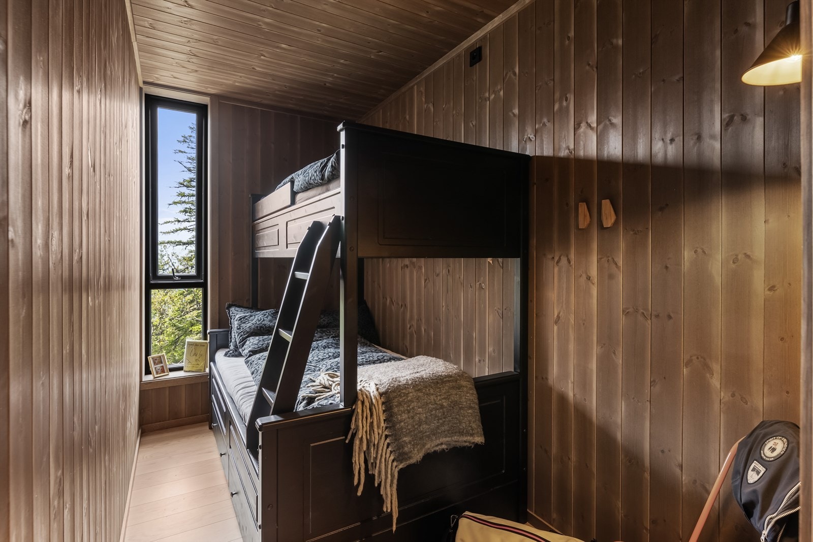 Soverom II - Leiligheten har tre soverom. På de øvrige rommene er det mulighet for familiekøyer, slik at man tilsammen kan få åtte mulige sengeplasser Galleribilde