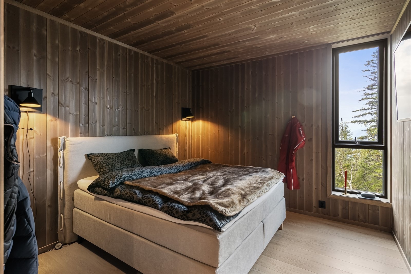 Leiligheten har tre soverom på rekke, hvor ett er en del større enn de andre og blir et naturlig hovedsoverom. På hovedsoverommet er det plass til dobbeltseng og klesskap. Galleribilde