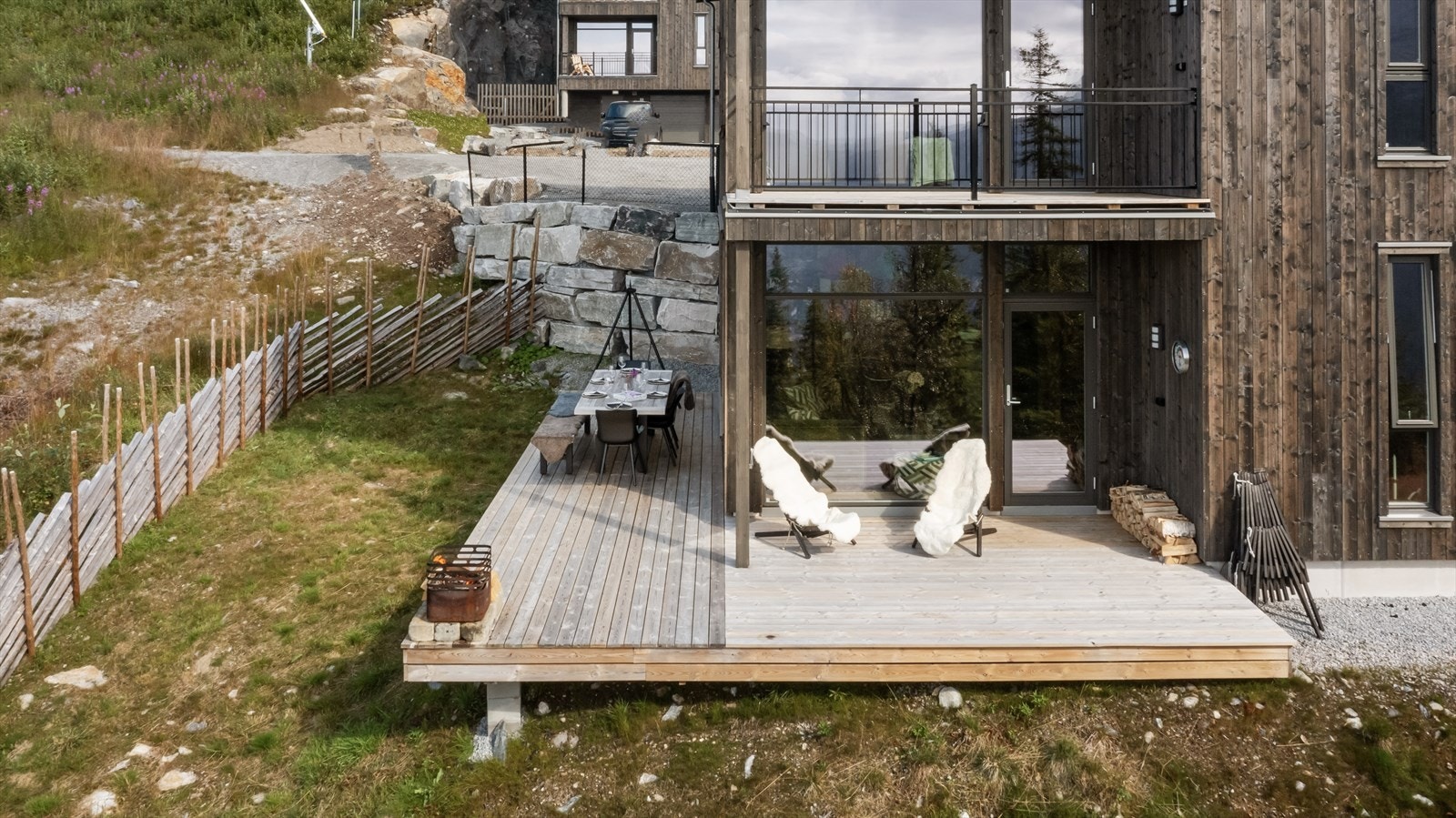 Deler av terrassen er også overbygd av balkongen i etasjen over, og for økt funksjonalitet og komfort er det både utelys og stikk. Galleribilde