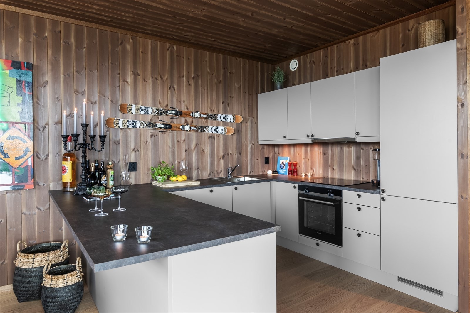 Kjøkkeninnredningen er bygget i en hendig hestesko som skaper en egen kjøkkensone. Galleribilde