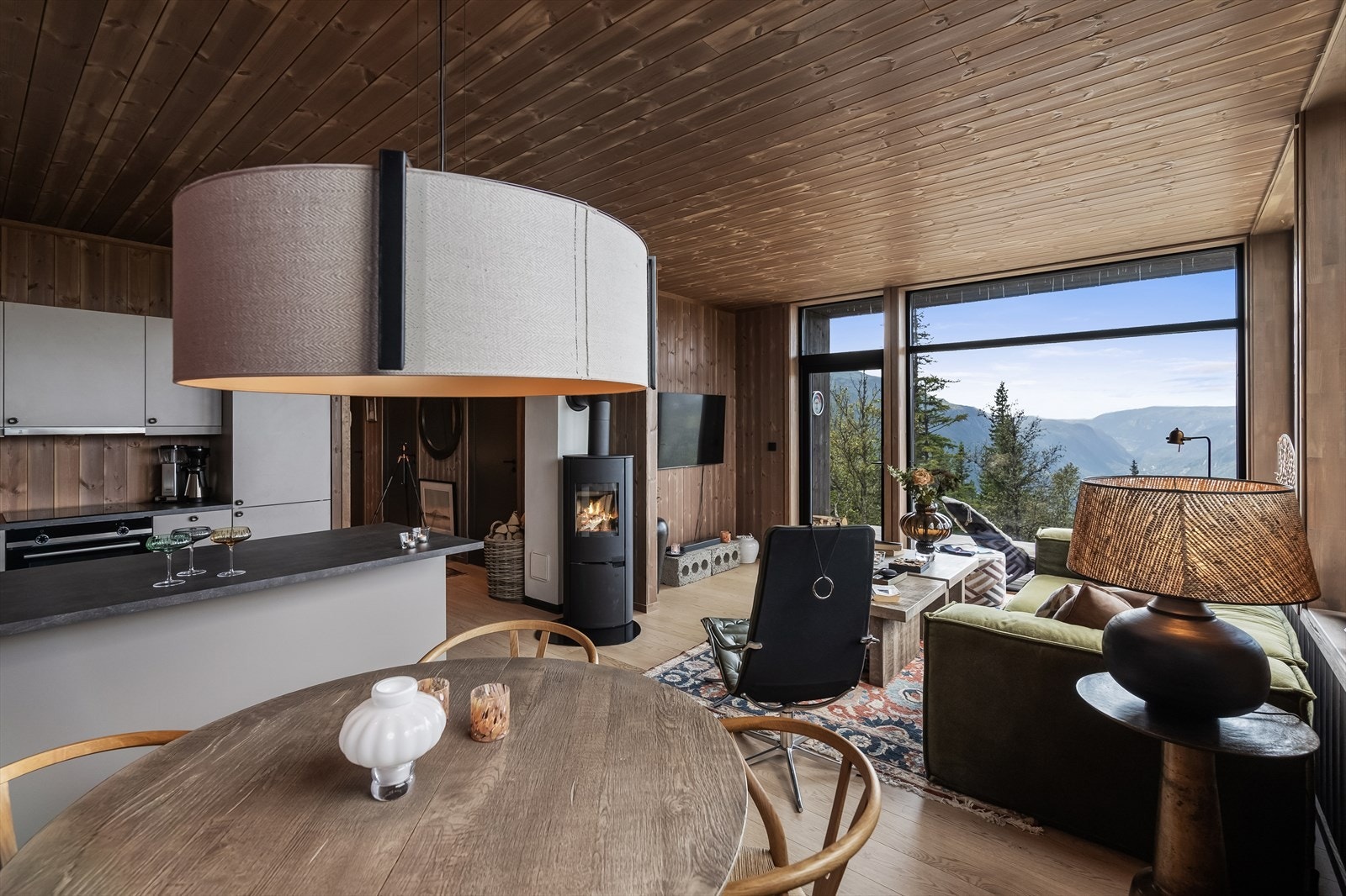 Innvendig har leiligheten en lun, harmonisk stil med mørkbeisede veggflater, enstavs parkettgulv og store vinduer som trekker utsikten inn. Galleribilde