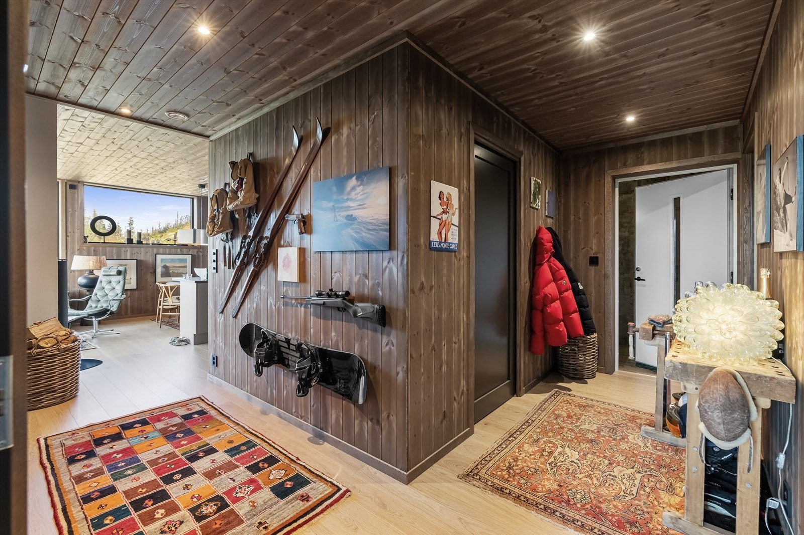 Entreen er formet i en romslig vinkel med knagger og adkomst til bod, perfekt som garderobe. Stilen er lik i alle oppholdsrom og består av enstavs parkettgulv kombinert med mørkbeiset panel på vegger og i himlingen. Galleribilde