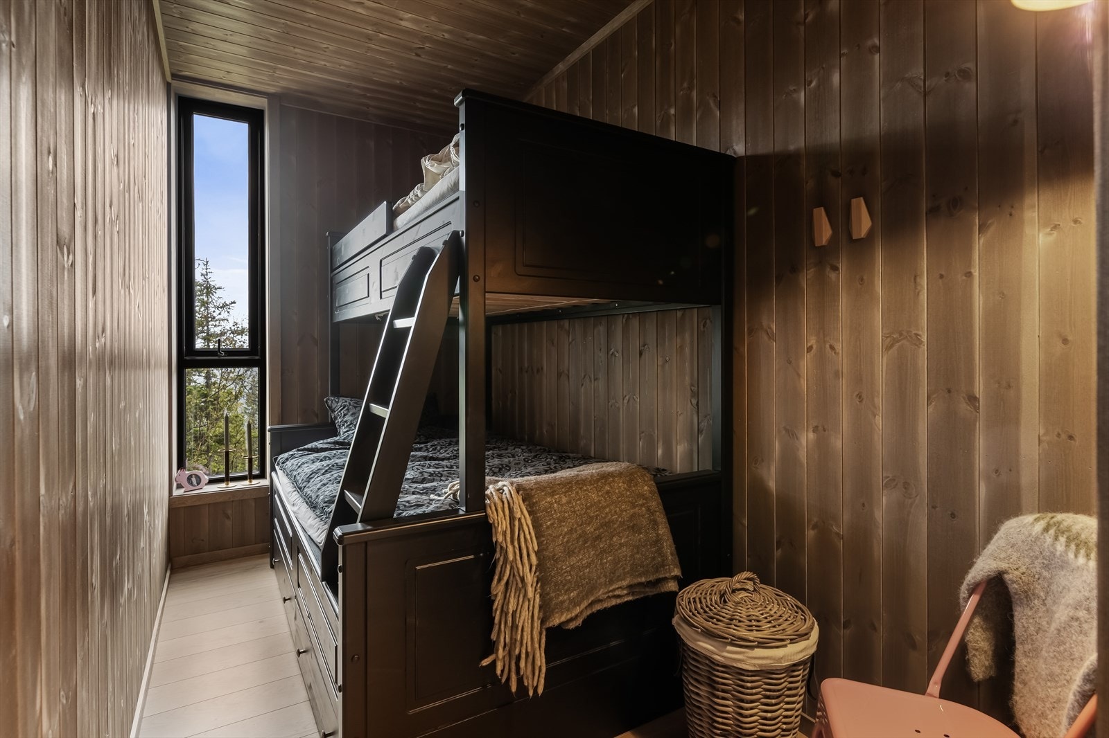 Soverom III - Leiligheten har tre soverom. På de øvrige rommene er det mulighet for familiekøyer, slik at man tilsammen kan få åtte mulige sengeplasser Galleribilde