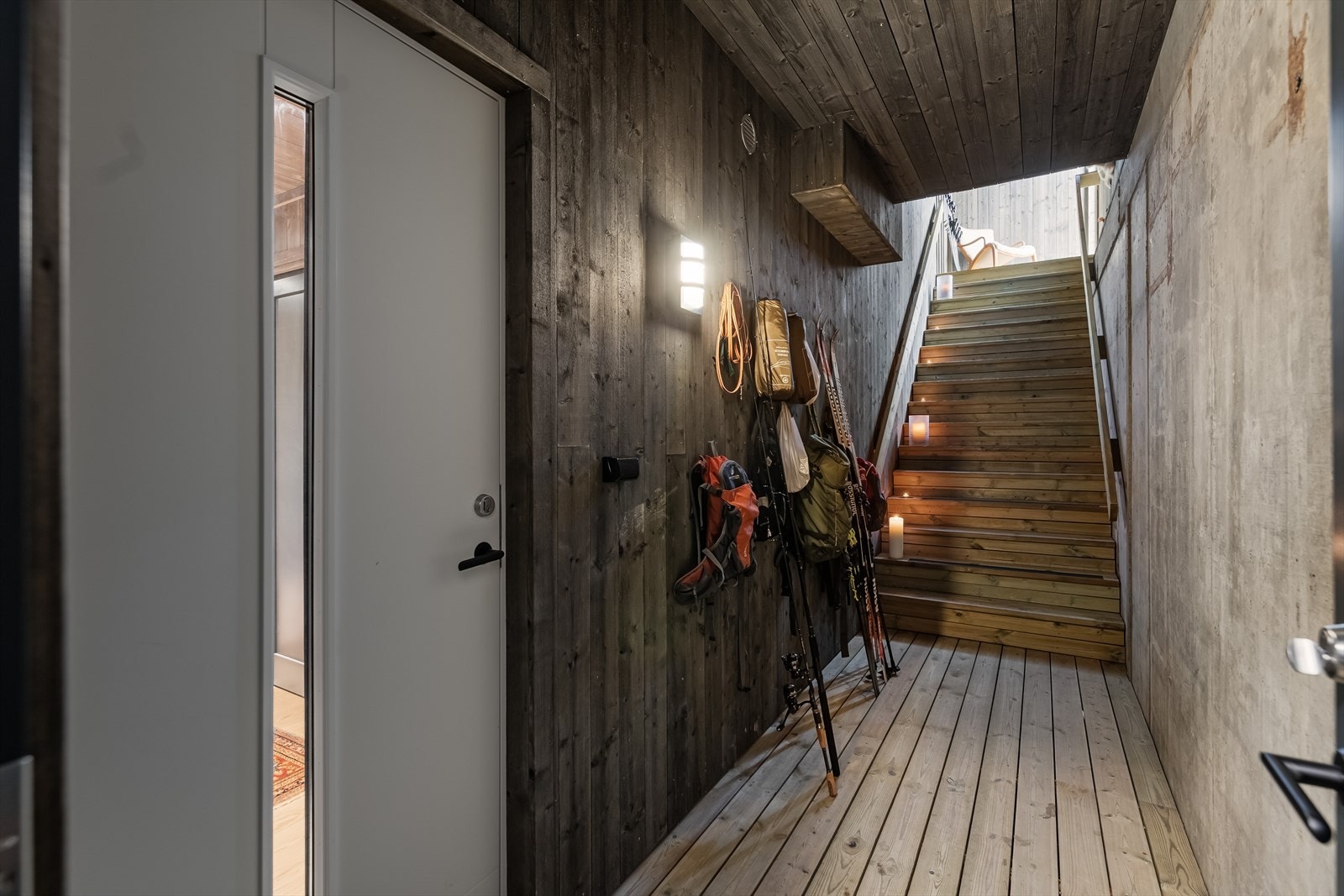 Leiligheten har adkomst fra felles gårdsplass til et lukket, utvendig trapperom hvor man kan sette fra seg skier og annet utstyr. Det romslige trapperommet har utelys og trapp i tre. Galleribilde