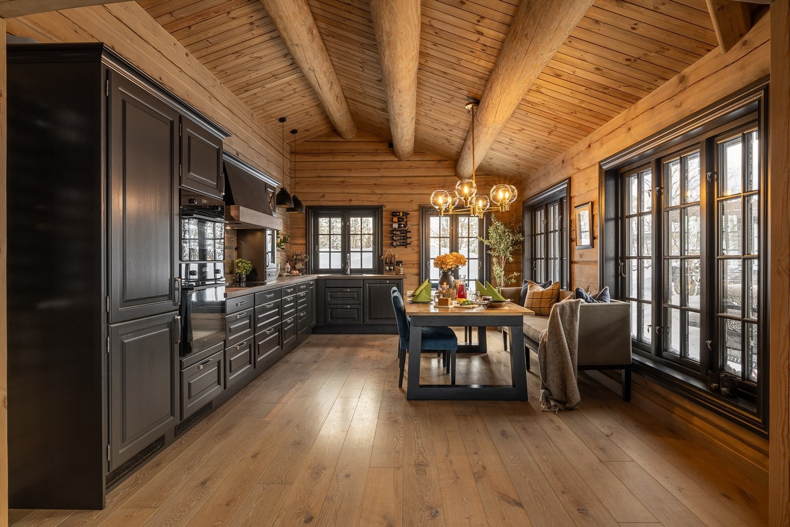 Vakkert kjøkken fra Kistefoss som er moderne og godt utstyrt, oppført i en funksjonell L-form med god arbeidsflyt og tidløst design. Galleribilde