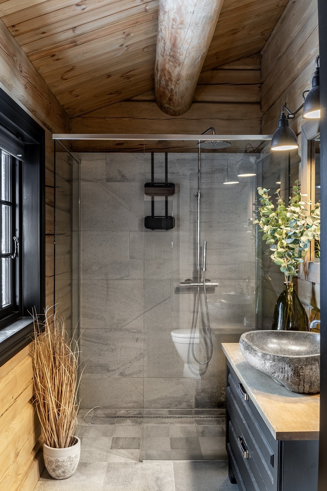 Toalett og varmekabler er montert, og badet har et romslig dusjhjørne med regnfallsdusj og glassvegger. Galleribilde