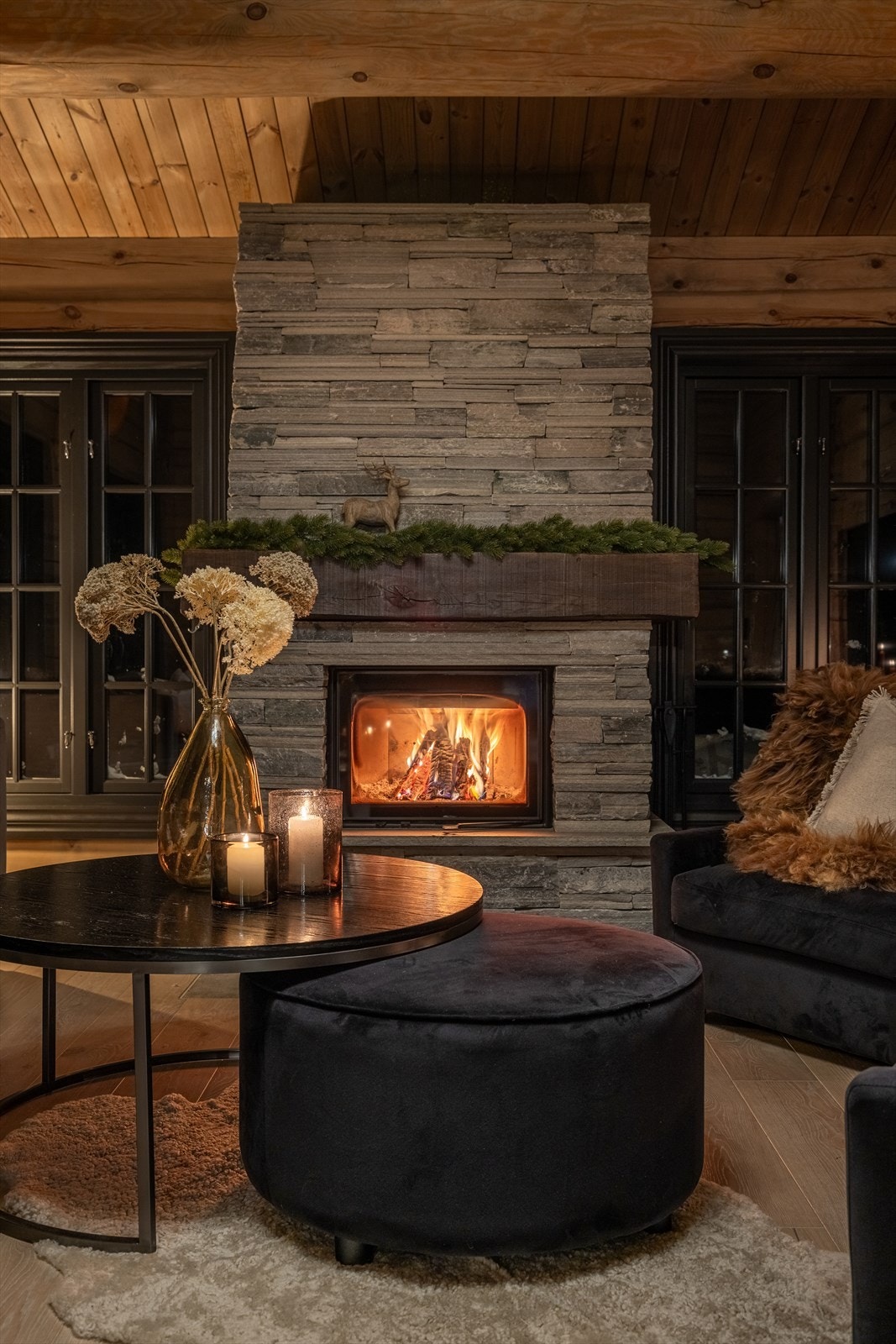 Stor og flott peis som varmer godt etter en lang skitur på Vakre Vegglifjell! Galleribilde