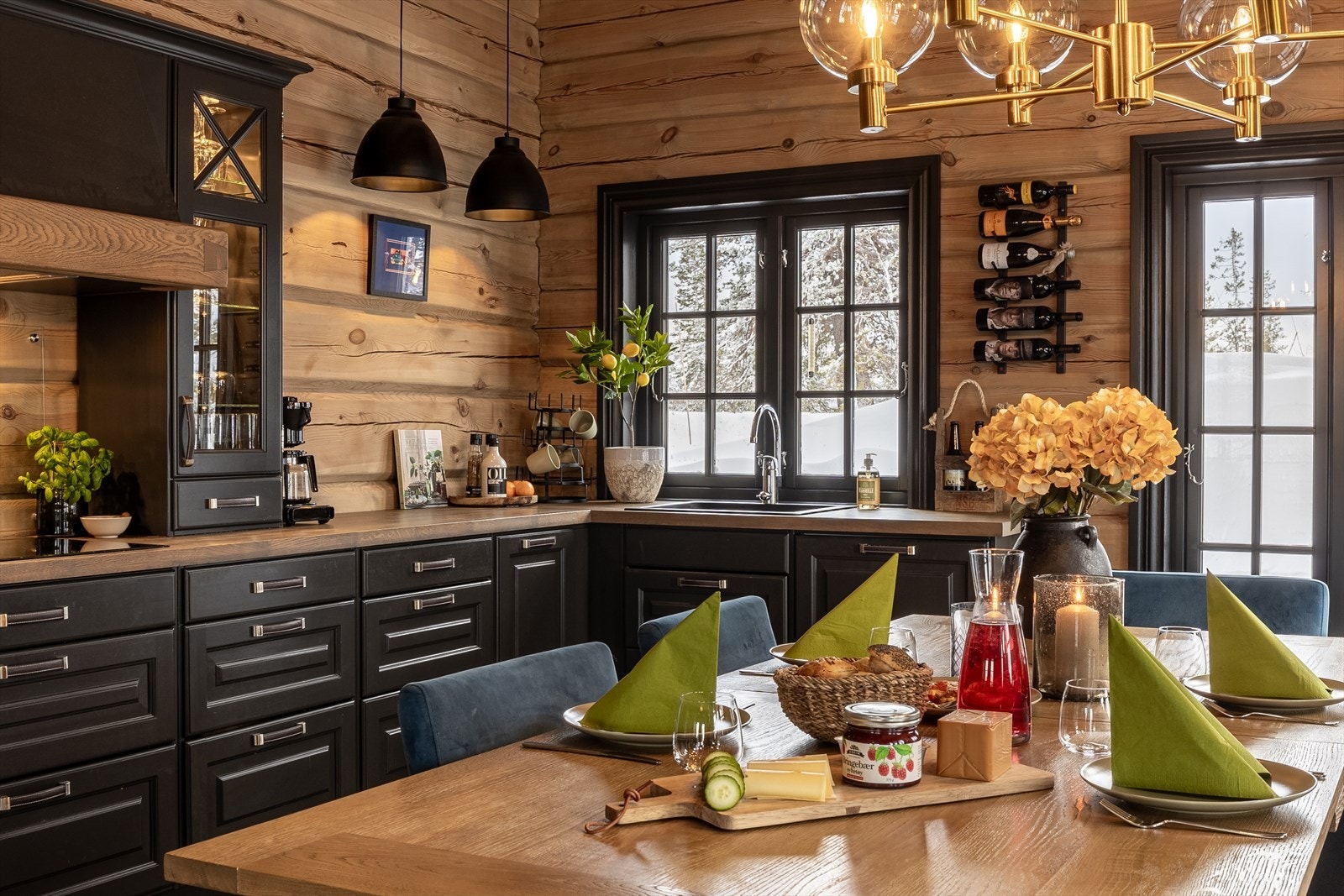 Over benken er det belysning og glassplate, og over kokesonen har kjøkkenet en komfyrvakt og en stilren hetteventilator med avtrekk ut. Galleribilde