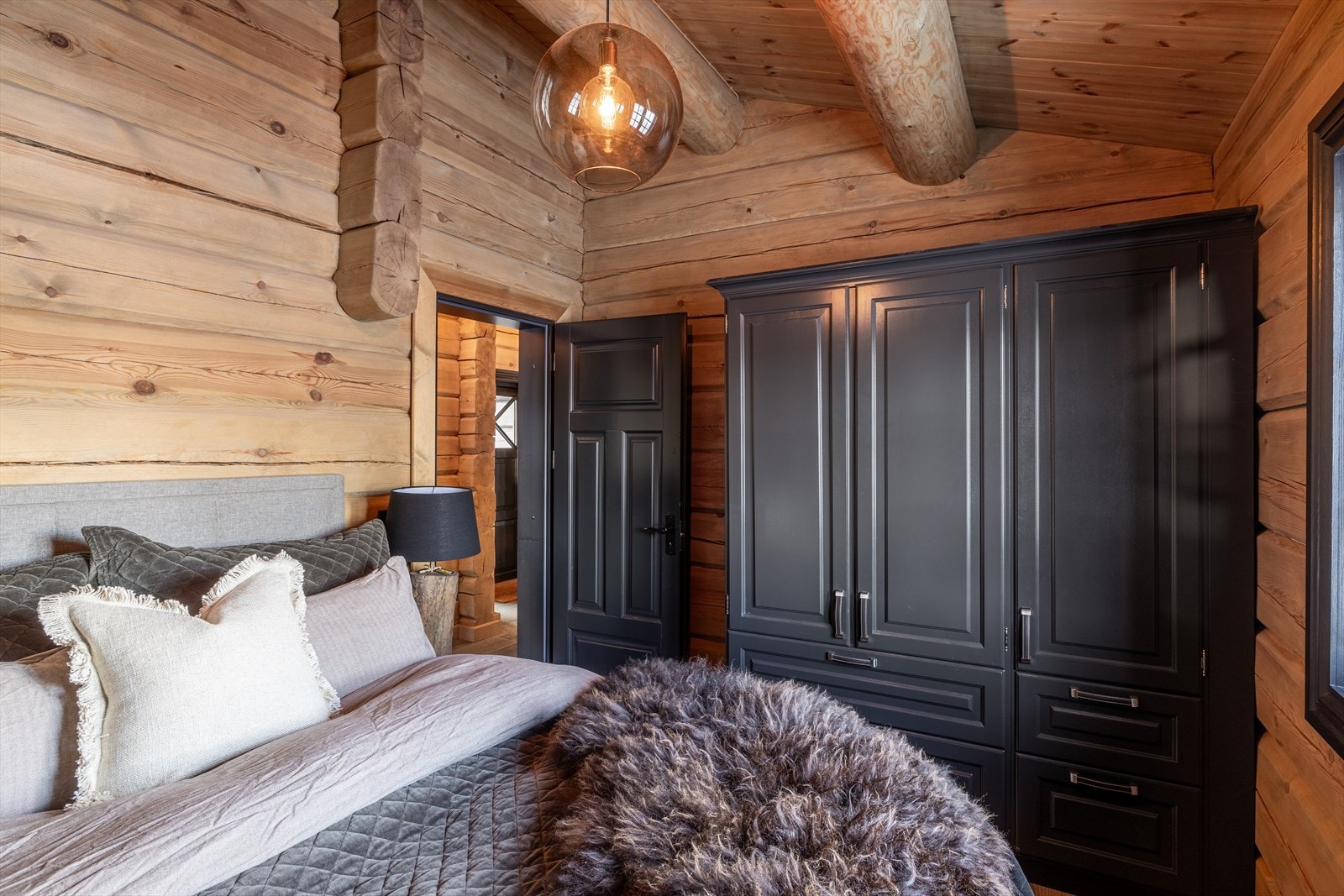 På hovedsoverommet er det skråhimlig med ekstra takhøyde, og rommet innredes enkelt med dobbeltseng og tilhørende nattbord. Galleribilde