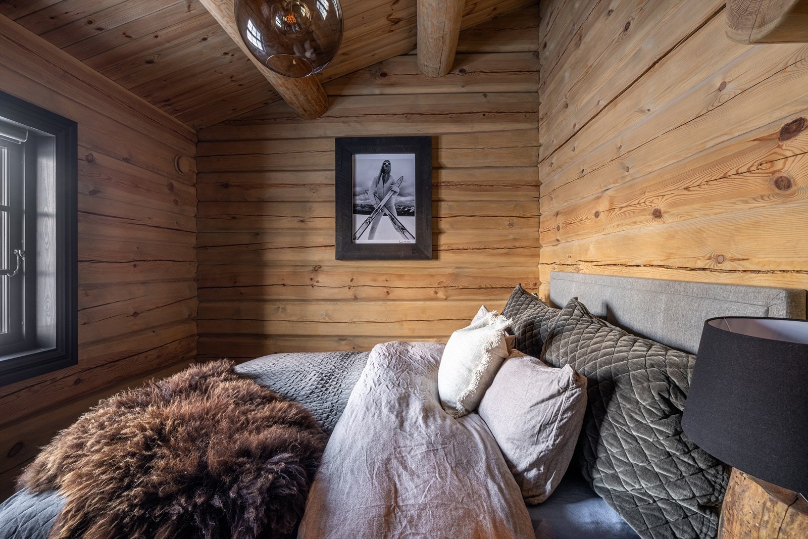 Med tre koselige soverom i hytta er det gode muligheter for å ta med seg gjester til fjells. Soverommene har den samme lune atmosfæren som hytta for øvrig, med gulvvarme, tømmervegger og synlige trebjelker i taket. Galleribilde