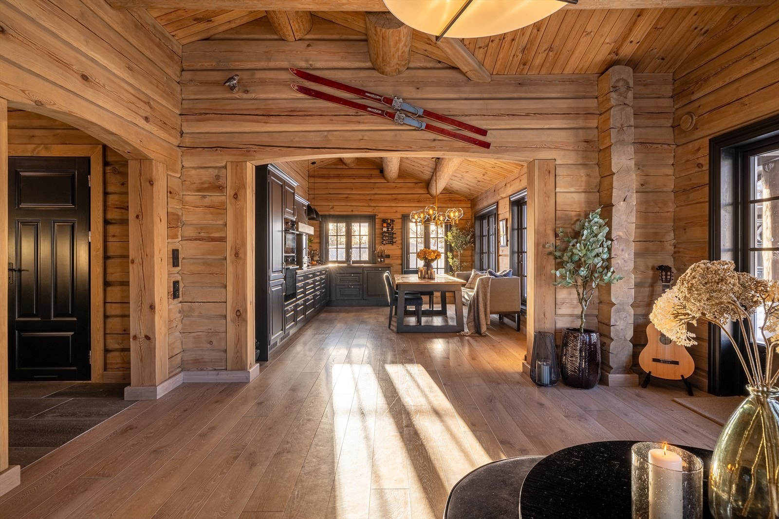 Sammen med kjøkkenet utgjør stuen et særdeles flott allrom, med gode lys- og utsiktsforhold via store vinduer i tre himmelretninger. Sett deg godt til rette i sofakroken og sku utover den norske fjellheimen. Galleribilde