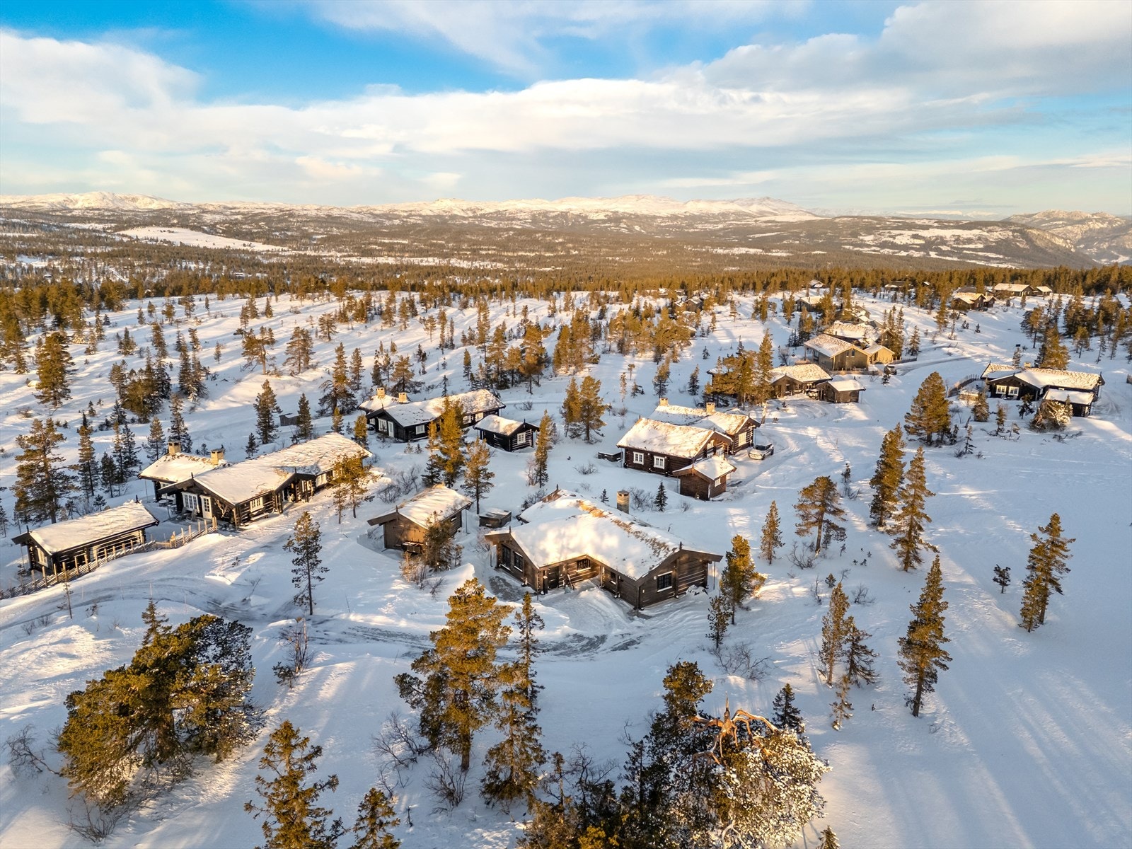 Nordvik Tønsberg v/Christoffer Kvalshaugen og Kaja Tveiten har gleden av å presentere denne vakre tømmerhytta fra 2021 beliggende ved Steintjønn! Foto: Fotograf Asmyhr v/Tony René Asmyhr Galleribilde