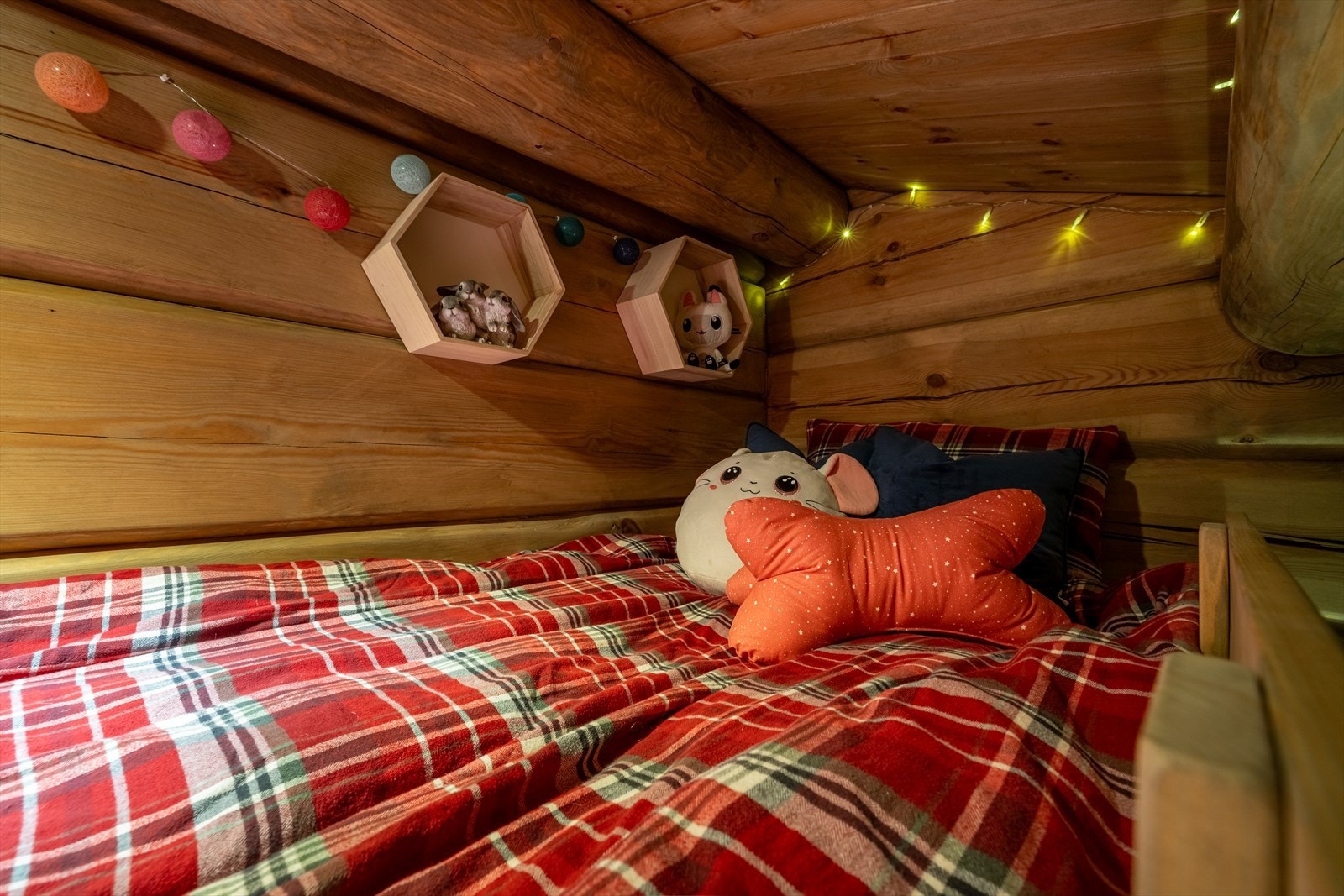 Et av de øvrige soverommene har egen hems med sengeplass, en koselig, liten hule for de minste. Galleribilde