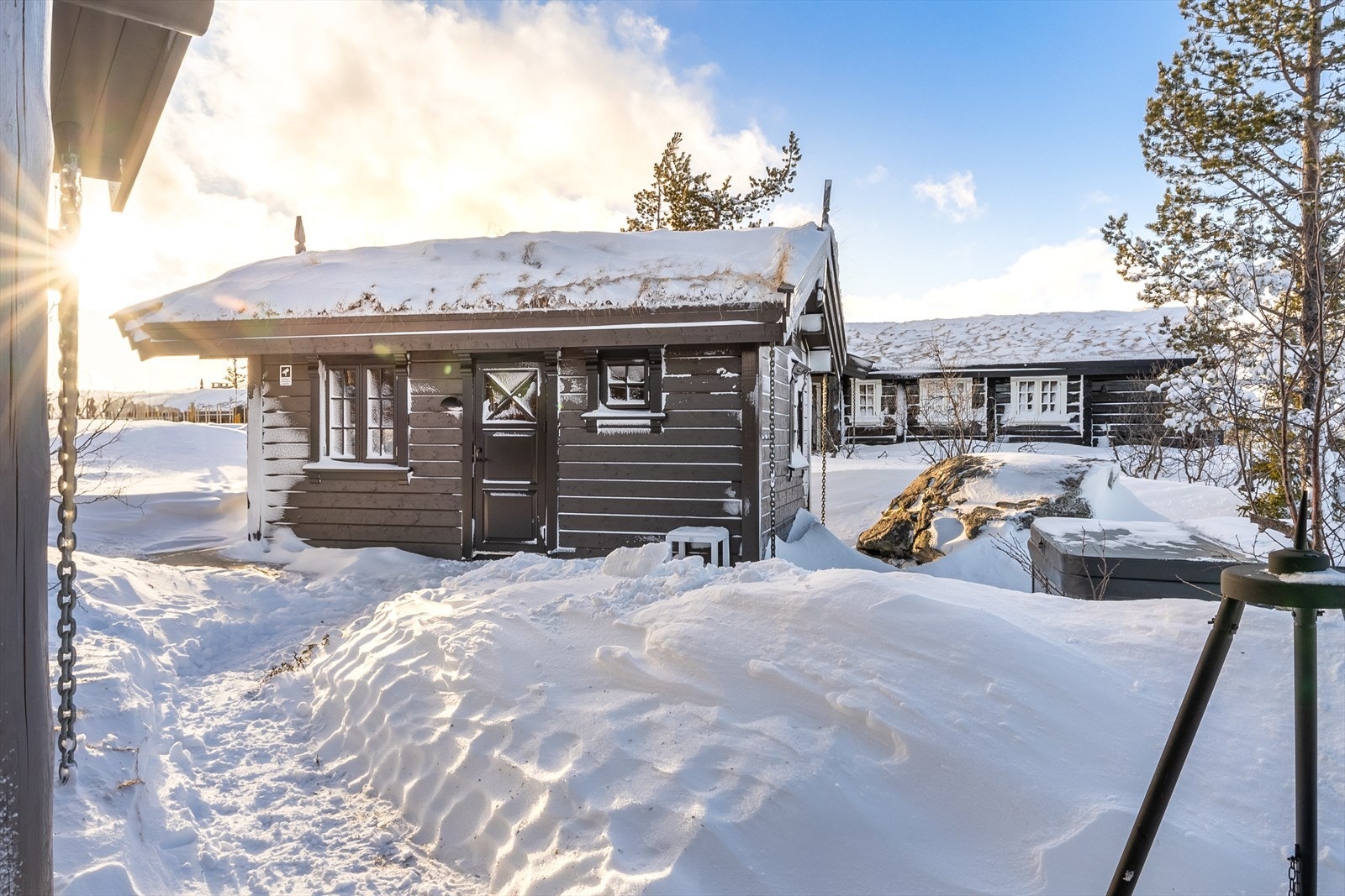 I annekset eller "gjestehuset" er det innredet med soverom, badstue og bodrom. Og på utsiden av annekset er det jaquzzi. Galleribilde