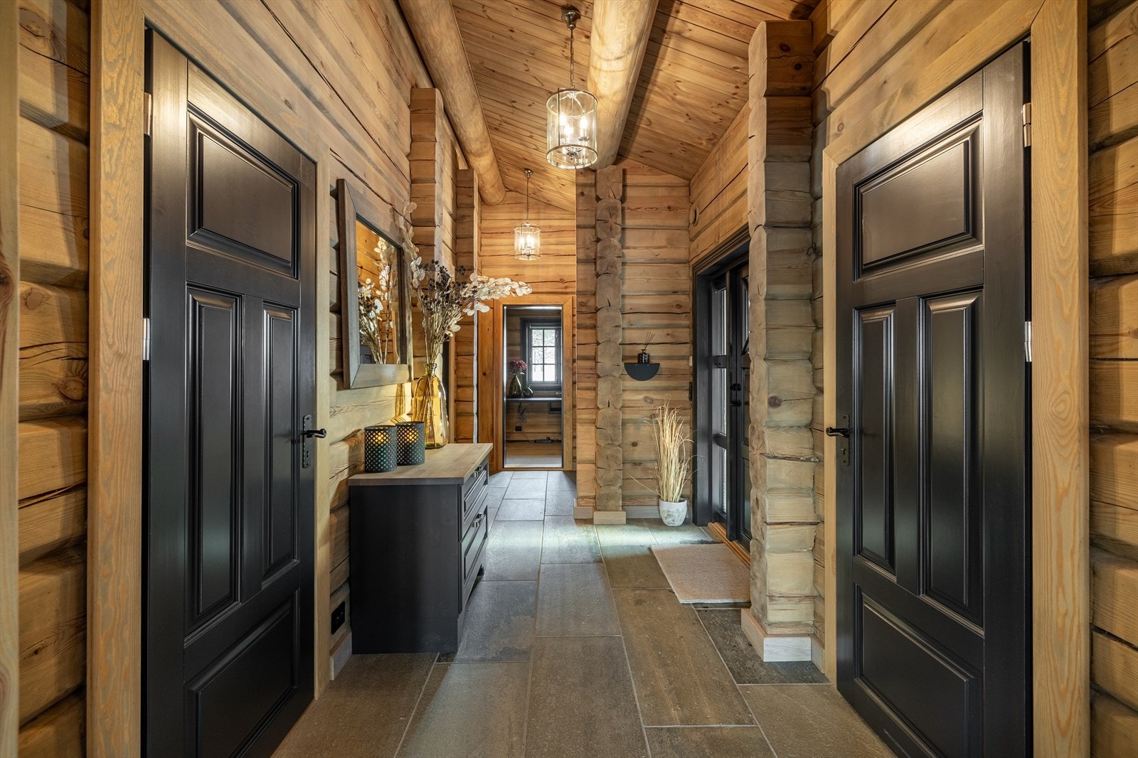 Hytta har en rekke gode løsninger, inkludert et eget garderoberom med hyller, praktisk sittebenk og stor stang for oppheng. Ekstra lagringsplass finnes i det tekniske rommet med utvendig adkomst på inngangssiden. Galleribilde