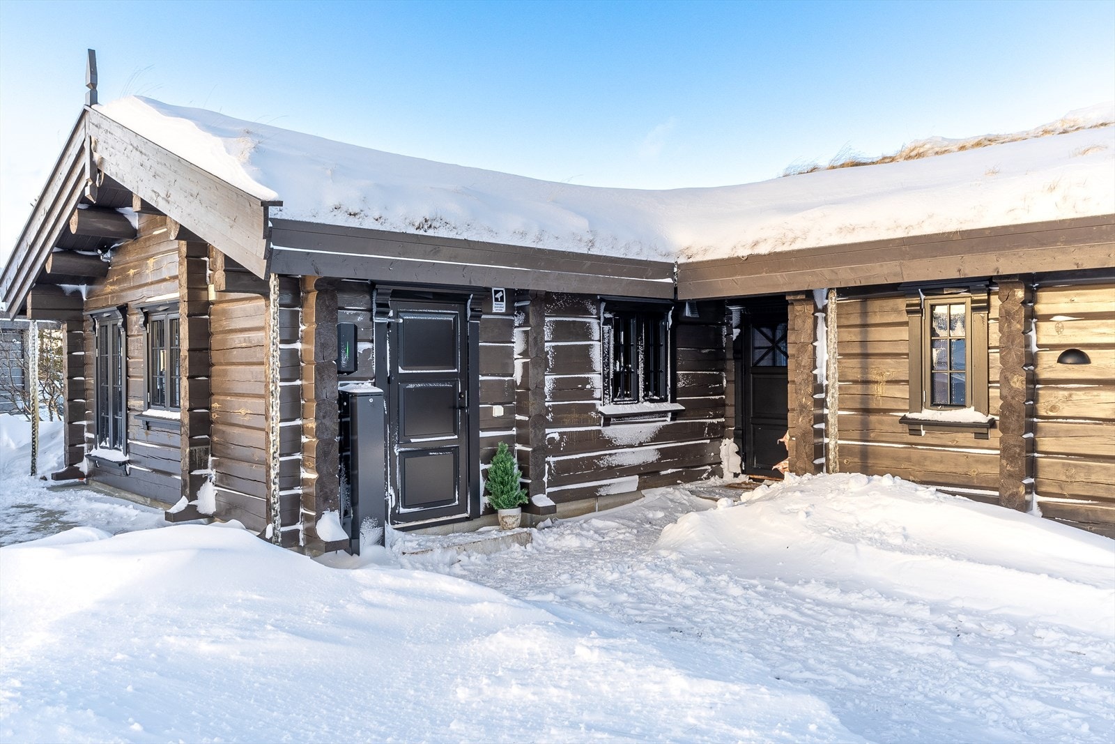 Hytta har en god plassering i et hyggelig område i Skjærbrekka; ca. 845 meter over havet og rett på oversiden av Steintjønn. Galleribilde