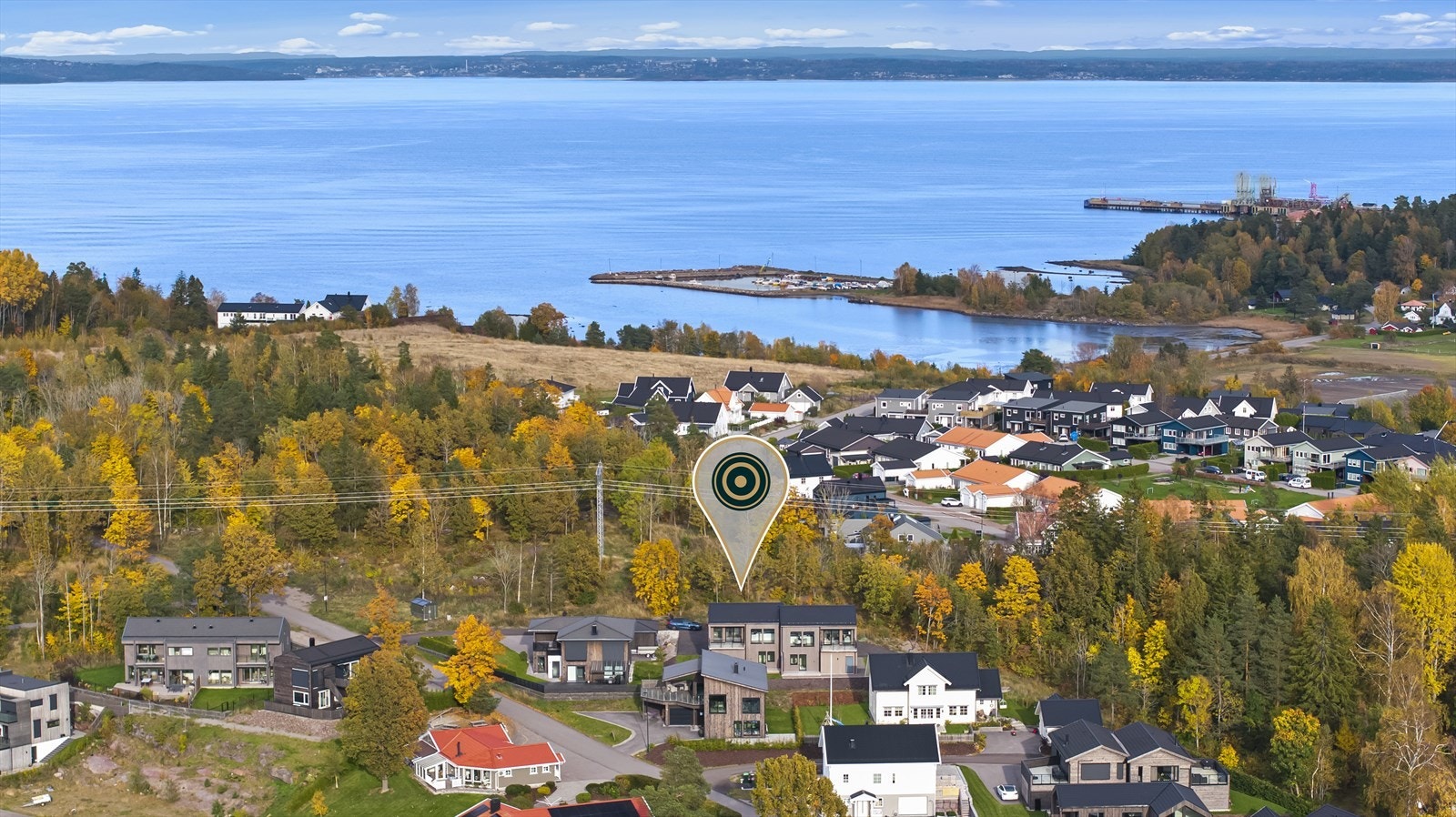 Alt i alt er dette en stilsikker og innholdsrik bolig som ligger i solrike, idylliske og barnevennlig omgivelser. Velkommen til visning! Galleribilde