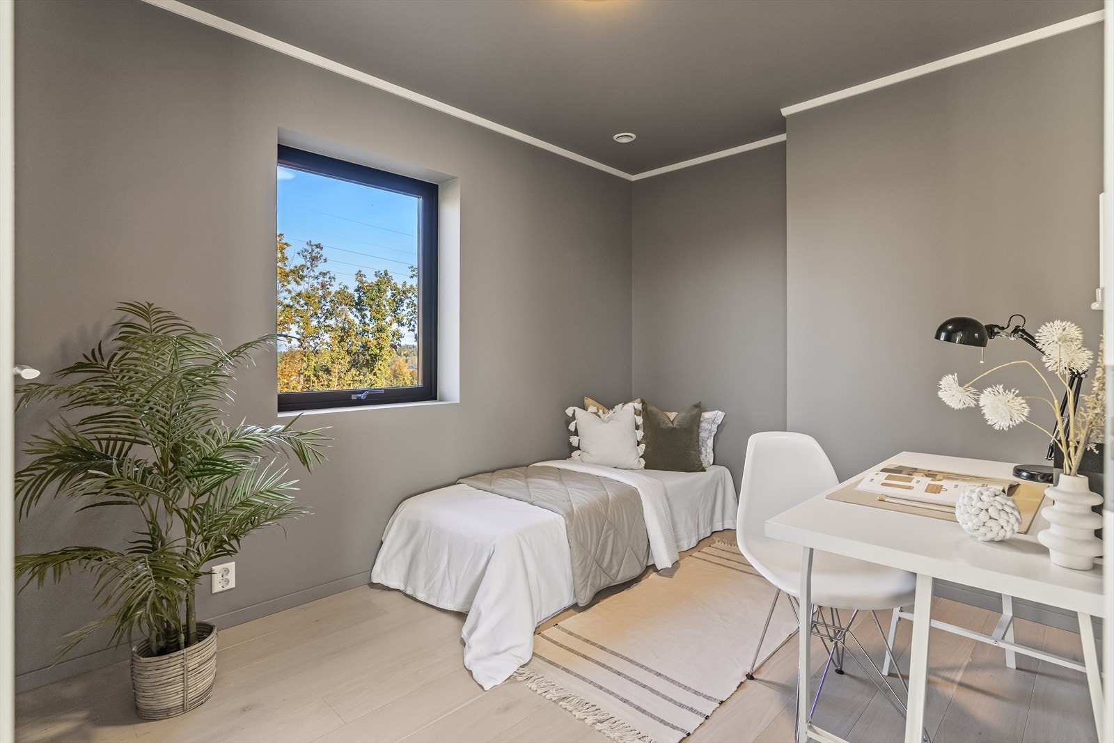 Boligen har totalt hele 5 soverom. Her ser du soverom 1. Galleribilde