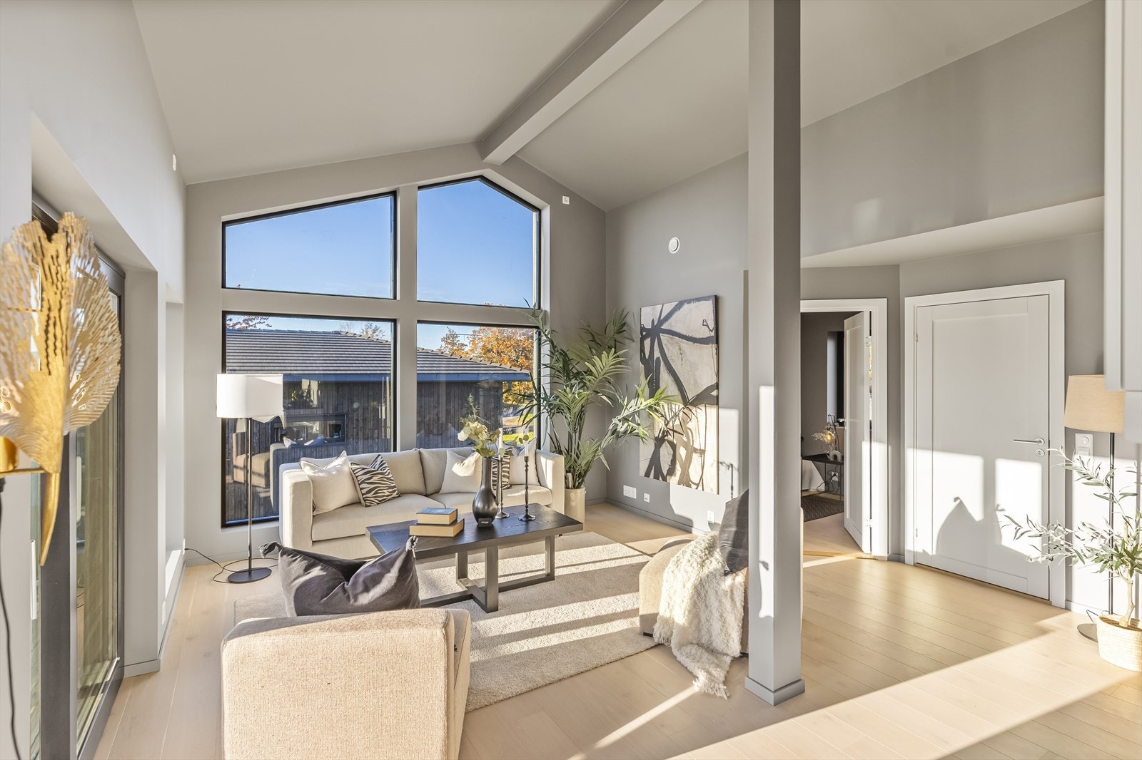 Rommet har en fin og lys atmosfære med store vinduer som slipper inn rikelig med naturlig lys. Galleribilde