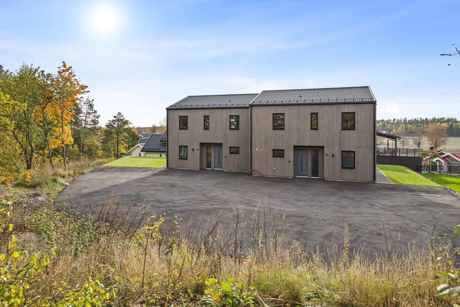 Fint beliggende eiertomt i lett skrånende terreng. Adamsrødveien 55 og 57 er oppført på samme tidspunkt og tomtegrensen går i skille mellom byggene. Tomten er opparbeidet med gressplen og gårdsplass blir asfaltert i disse dager. Galleribilde