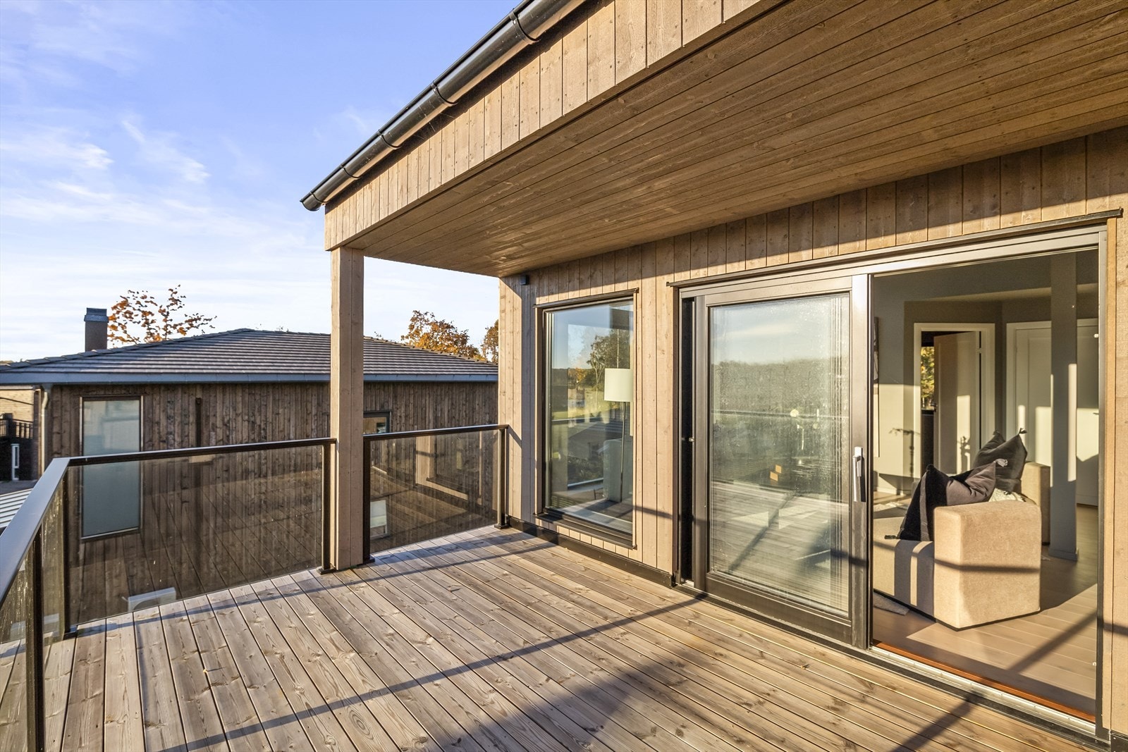 Via stue/kjøkken i andre etasje er det utgang til en lun og hyggelig balkong. Den er delvis takoverbygget og pent innrammet med rekkverk av glass og stål. Her kan fine dager nytes med hyggelig utsyn utover nabolaget. Galleribilde