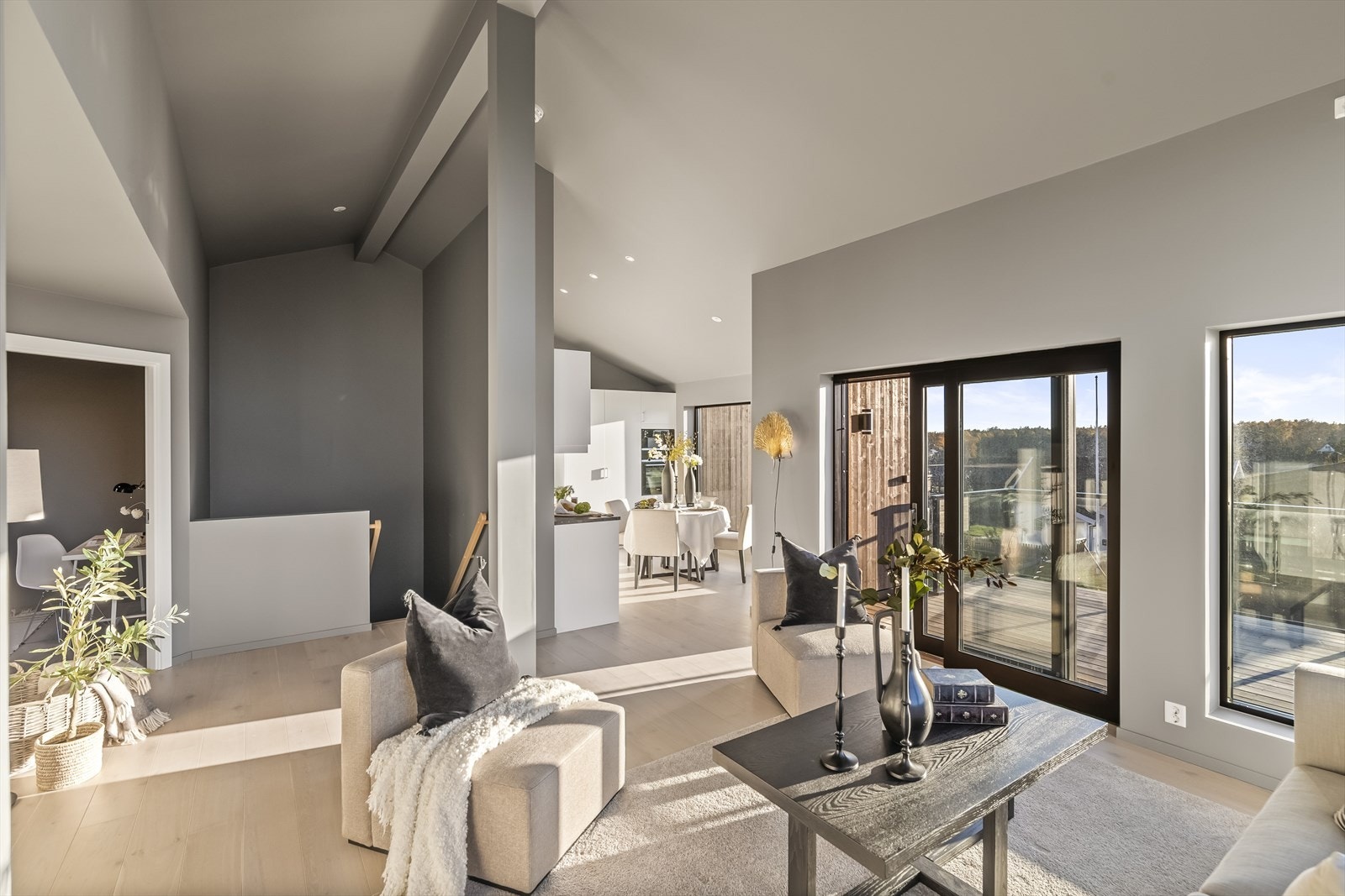 Rommet har flere møbleringsmuligheter og god plass til både TV- og spisestue for hele familien. Galleribilde