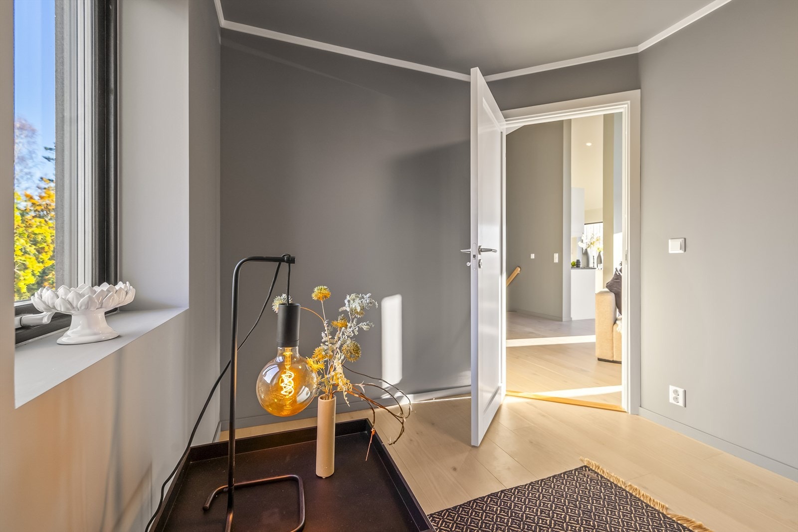 Soverommene i denne etasjen har stilige fargevalg og fin romløsning. God plass til soveromsmøblement. Galleribilde