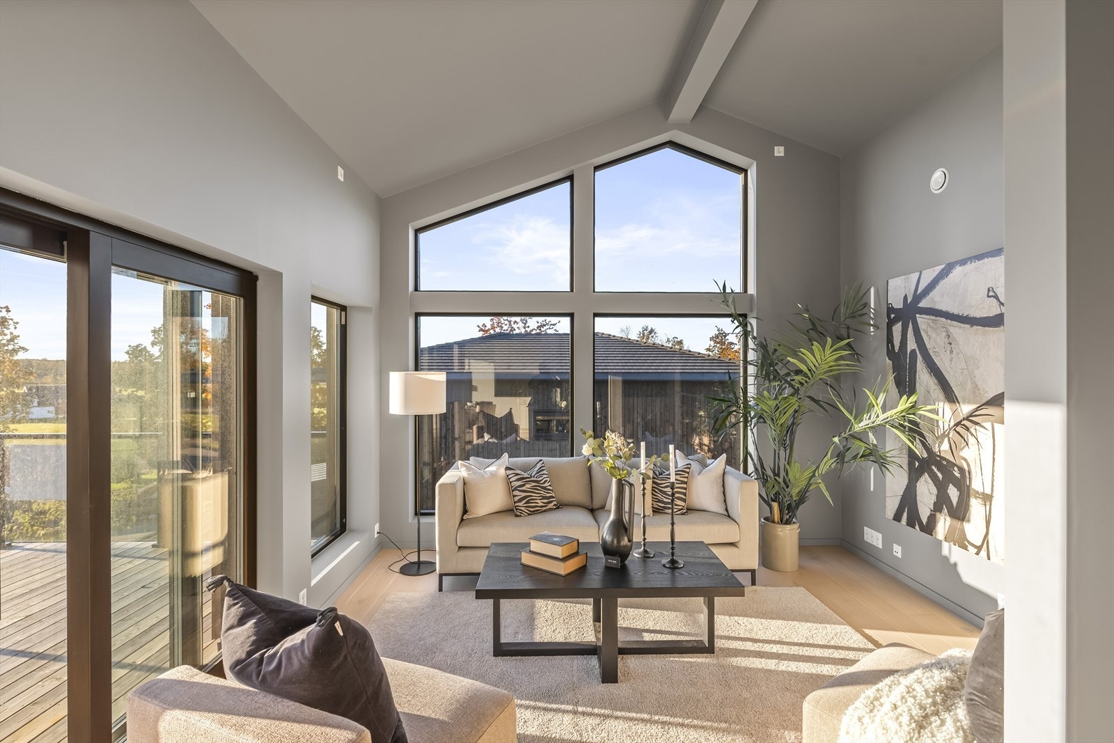 Boligen har et luftig og stort rom med åpen stue- kjøkkenløsning som rommer en storfamilie. Galleribilde