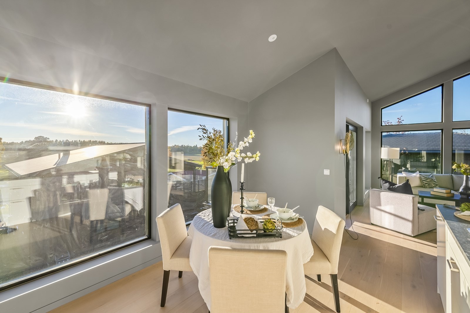 Det er flott utsyn fra kjøkkenvinduene som også gir godt med naturlig lys inn i rommet. Galleribilde