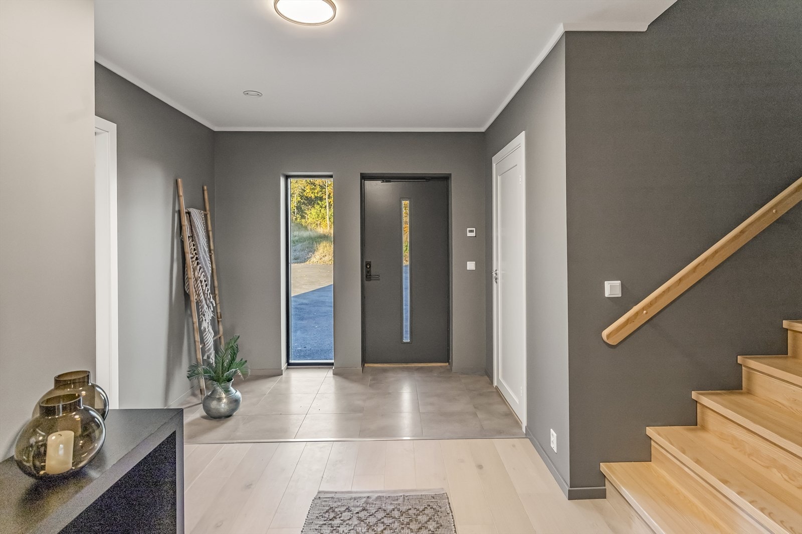 Førsteinntrykket er meget godt med mørk inngangsdør og stilfulle vindusløsninger som gir godt med lys inn. Her føler man seg velkommen så snart man setter en fot innenfor! Galleribilde