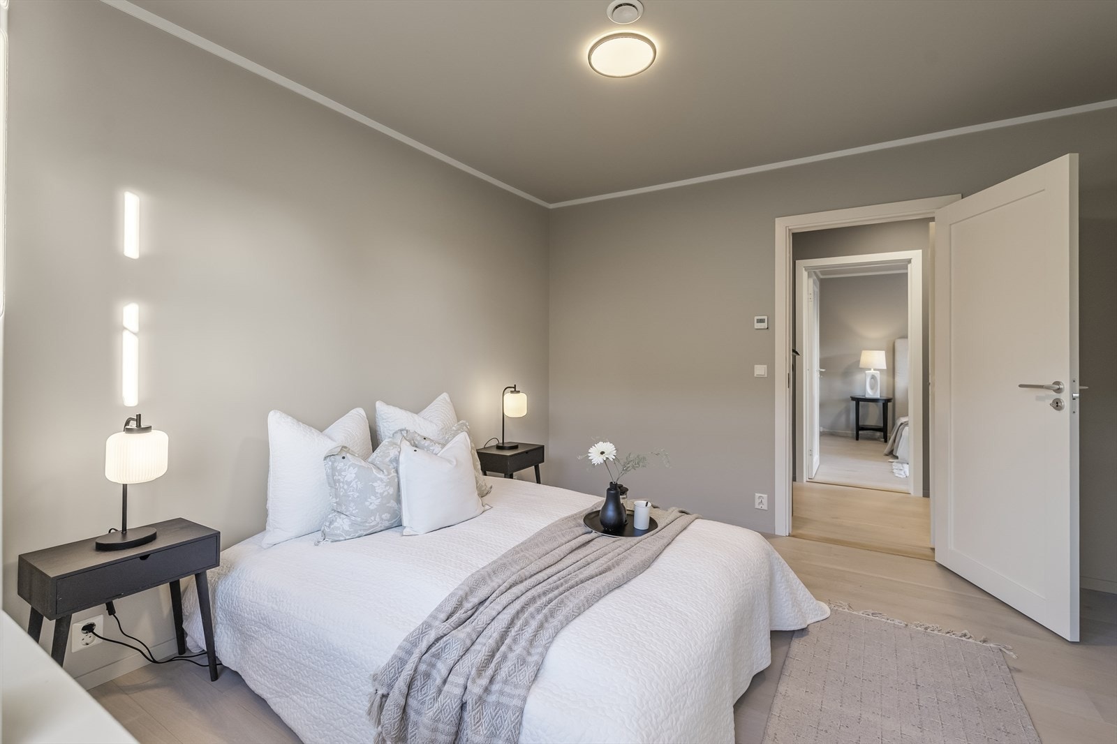 Soverommene nede har god plass til seng og tilhørende soveromsmøblement. Galleribilde