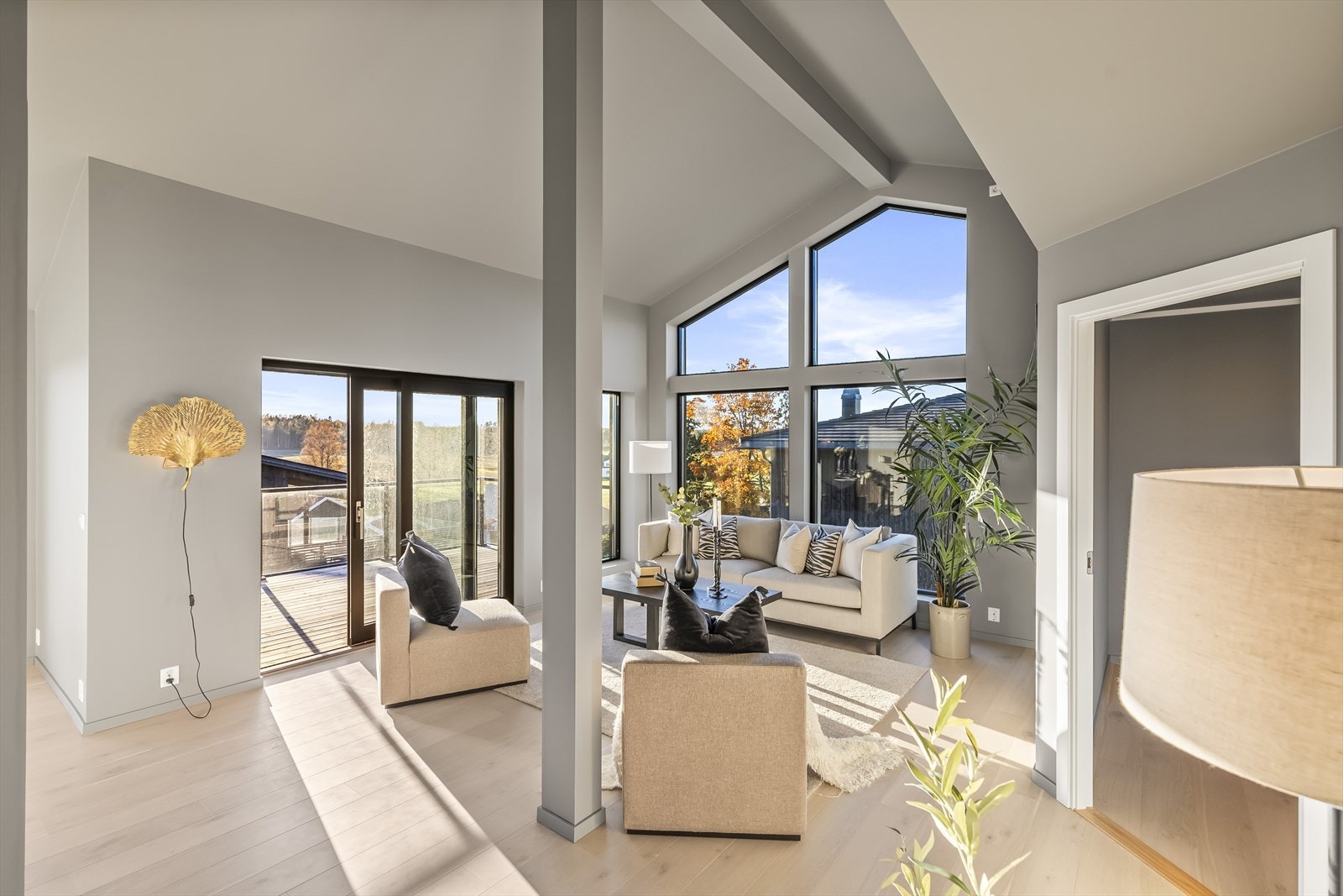 En romslig og innholdsrik kjedet enebolig beliggende i idylliske og naturskjønne omgivelser. Galleribilde