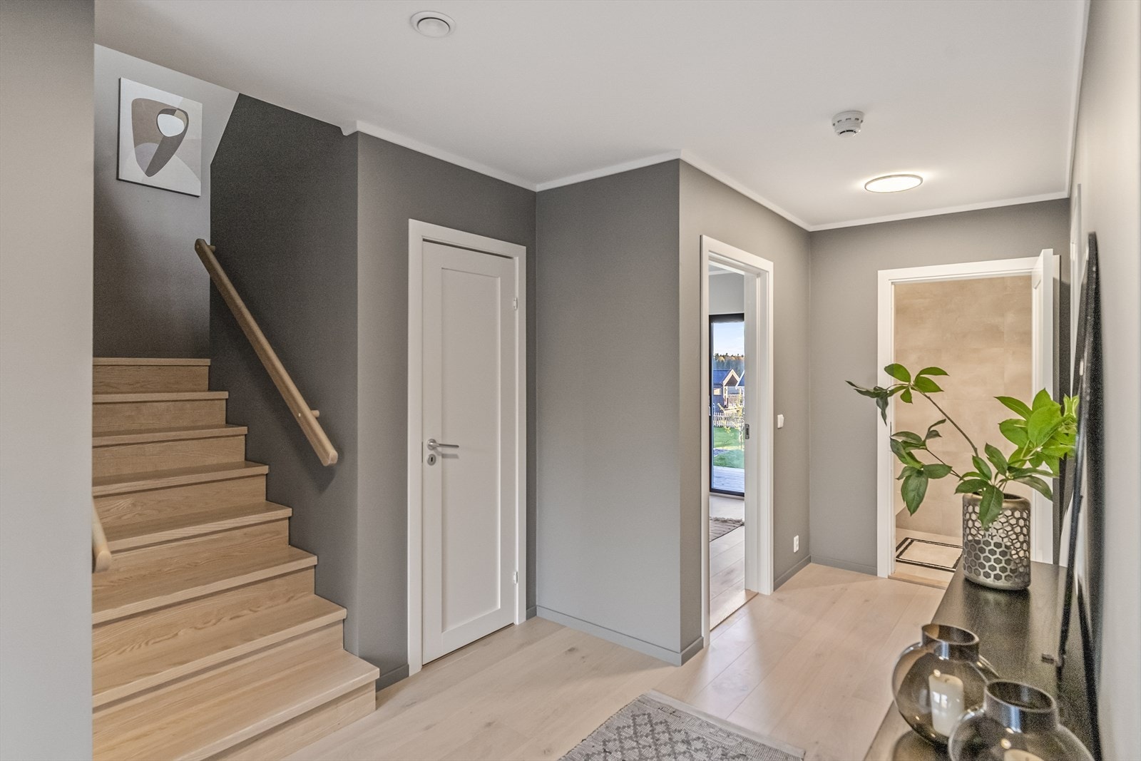 Boligen har en gjennomgående stilfull og moderne standard med solide materialvalg og lekre detaljer. Galleribilde