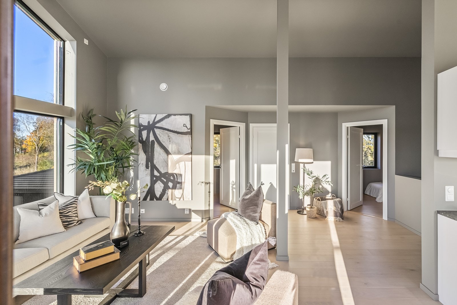 Boligen fremstår stilren og tidsriktig, og gir et smakfullt og tiltalende inntrykk med gode materialvalg. Galleribilde