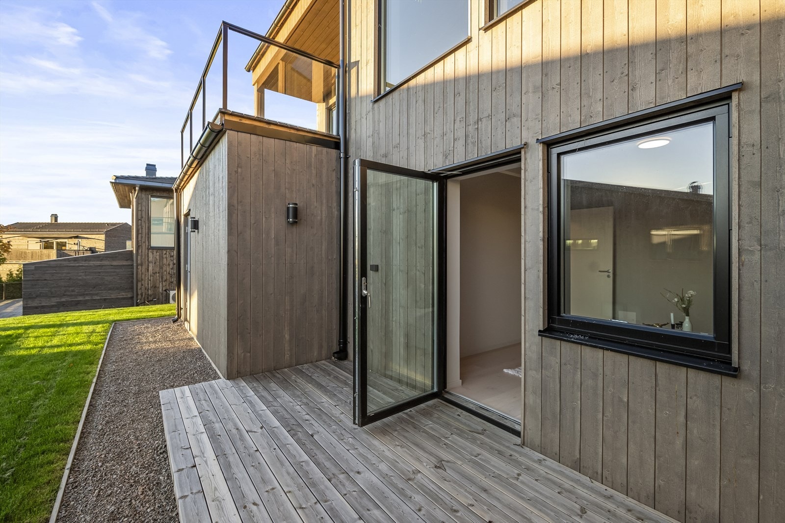 Terrassen har god plass til møbler og oppleves som rolig og usjenert. Galleribilde