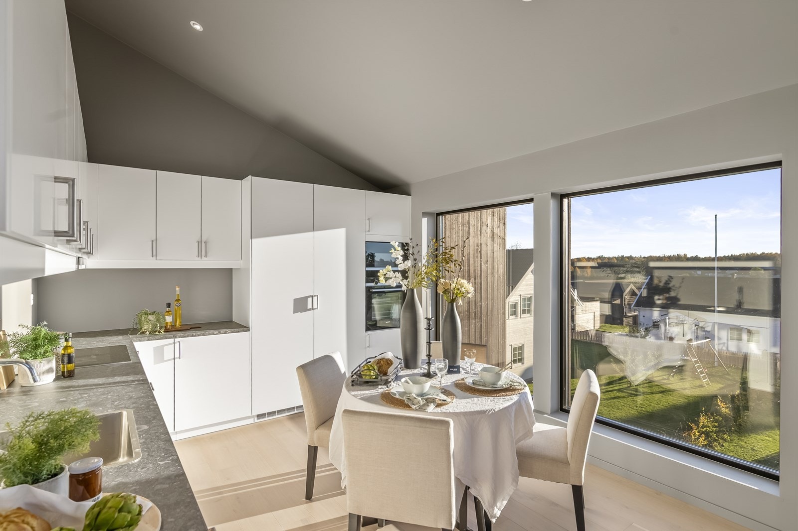 Rommet har også god plass til spisestue. Galleribilde