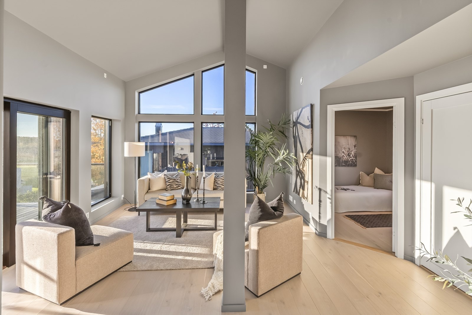 Legg spesielt merke til den høye himlingen og vinkelvinduer som gir rommet en unik rom- og lys følelse. Galleribilde