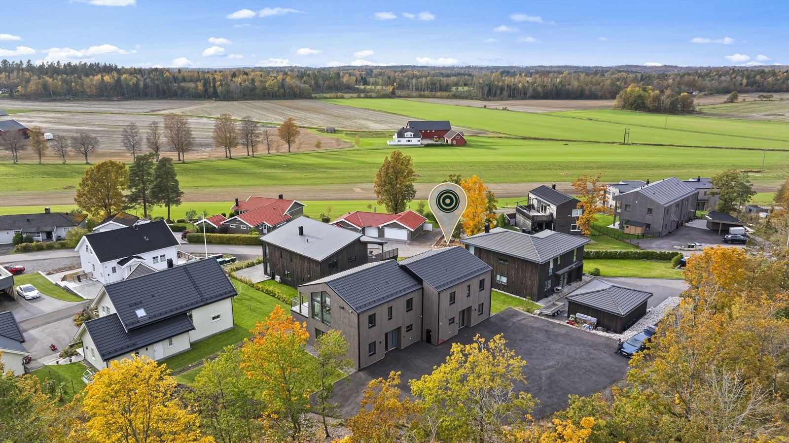 Fra boligen er det nærhet til Volden barneskole, småbåthavn, seilforening og offentlig kommunikasjon, samt nyere, flott strand på Feskjær. Galleribilde