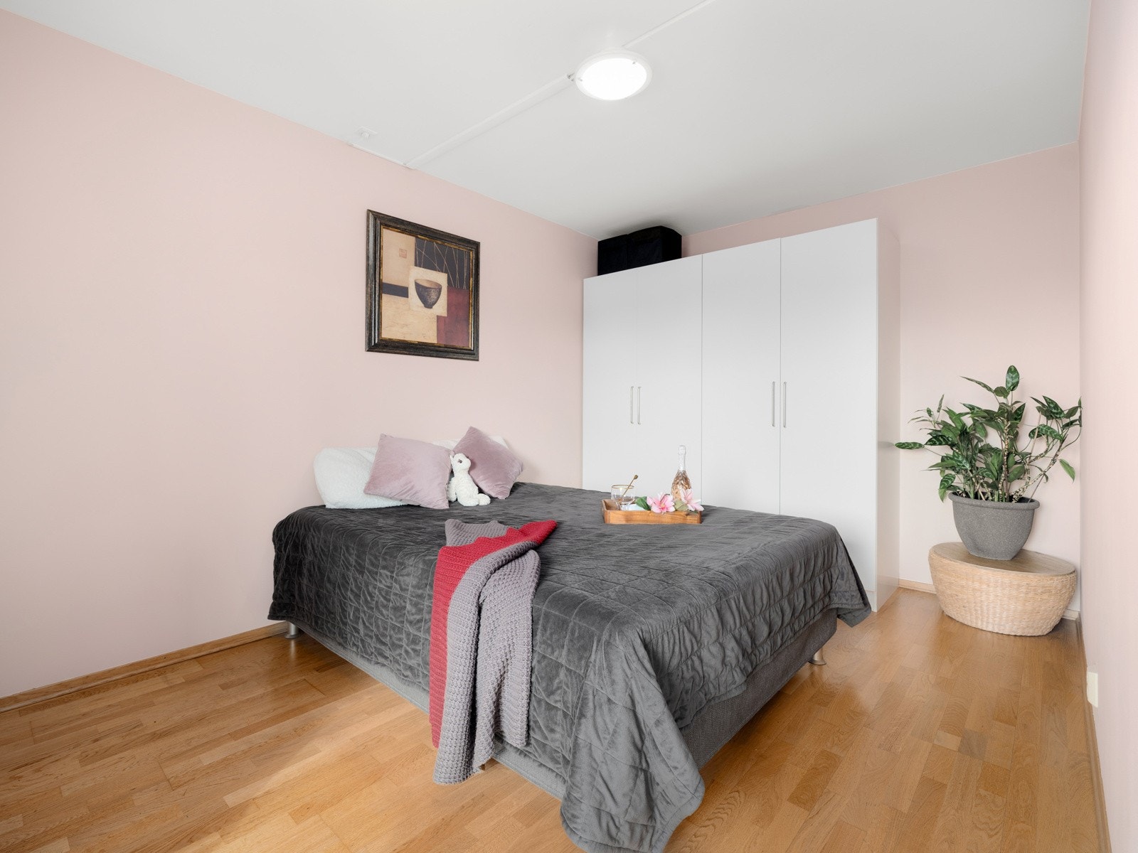 Soverommet er av god størrelse med veggoverflater malt i en behagelig farge. Galleribilde