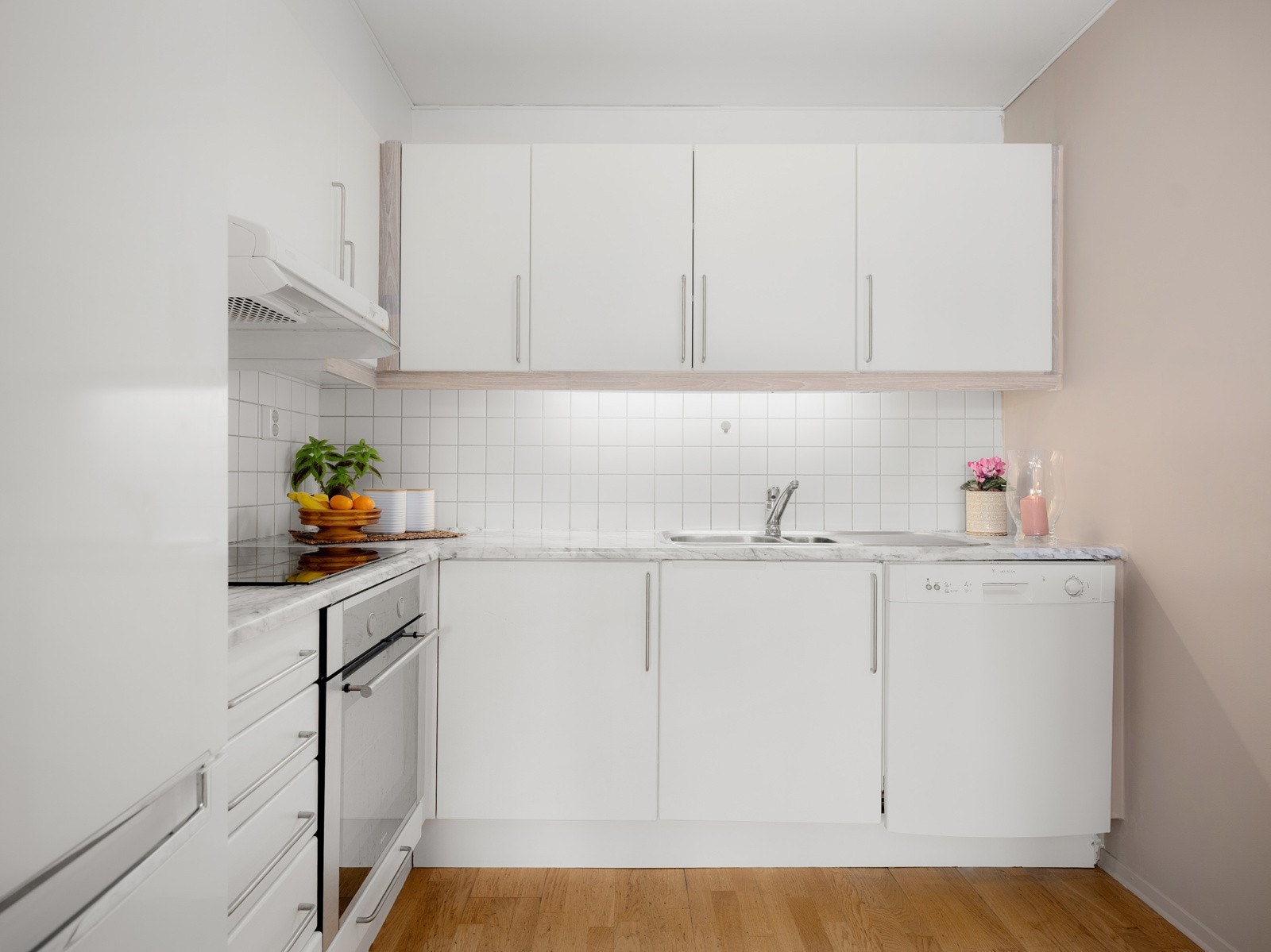 Leiligheten varmes opp via vannbåren varme til radiatorer som er inkludert i felleskostnadene. Galleribilde