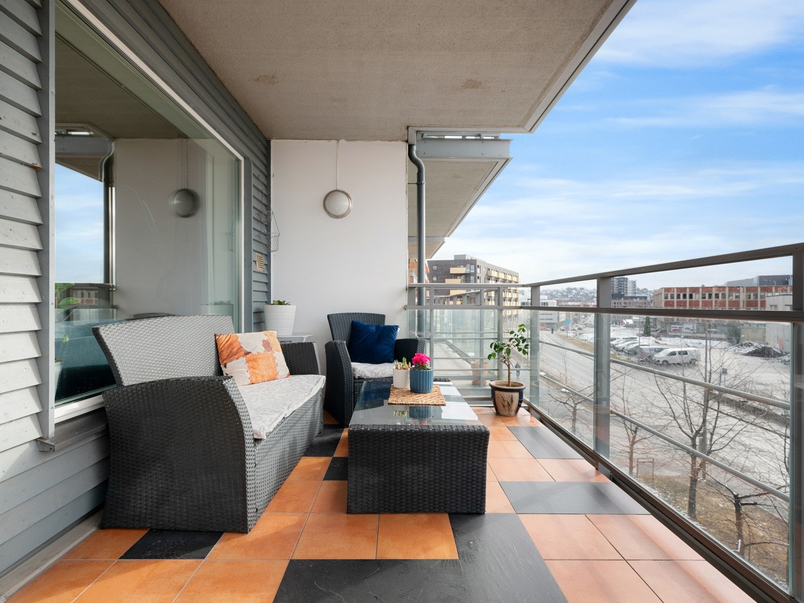 Fra stuen er det utgang til en herlig balkong på ca. 11 kvm. Galleribilde