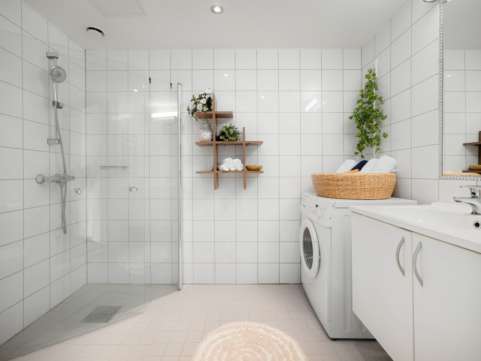 Stort og romslig baderom med flislagte overflater og gulvvarme. Galleribilde