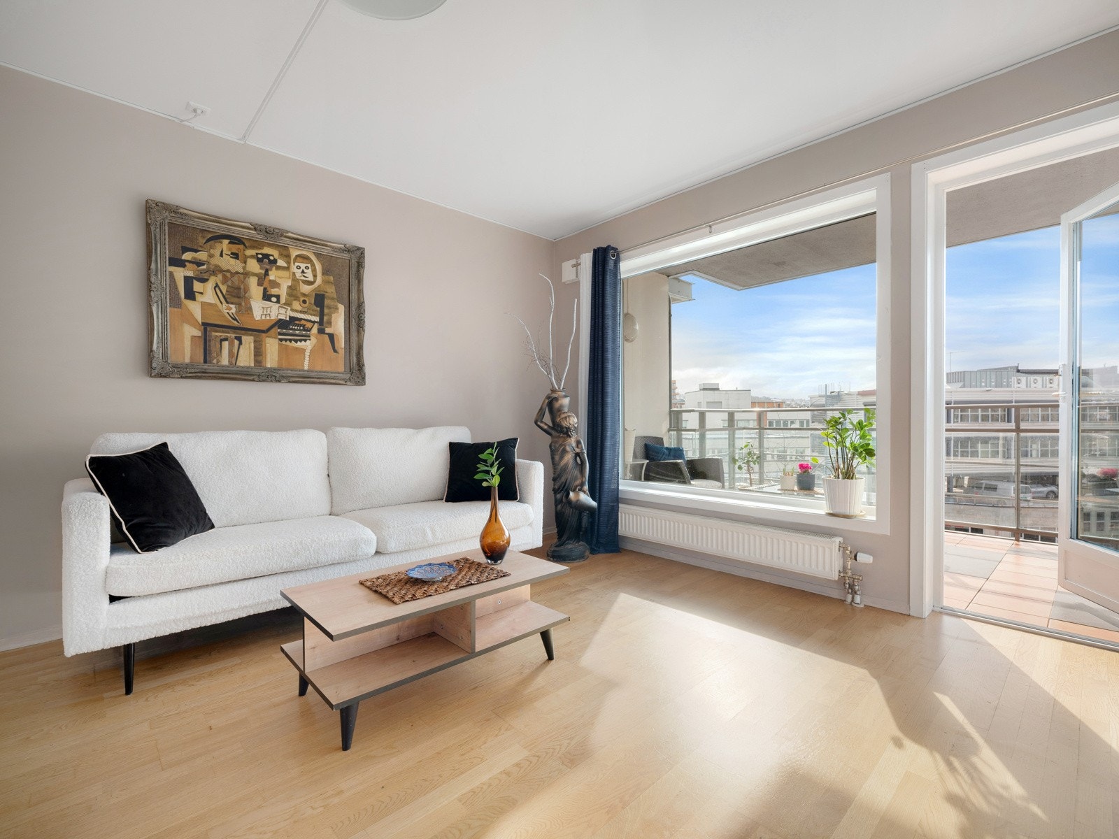 Leiligheten har en sentral beliggenhet med nærhet til Kampen,Tøyen og Ensjø. Galleribilde