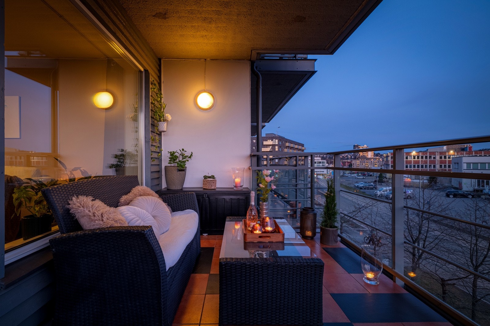 På balkongen er det god plass til sittegruppe, beplantning og grill. Galleribilde