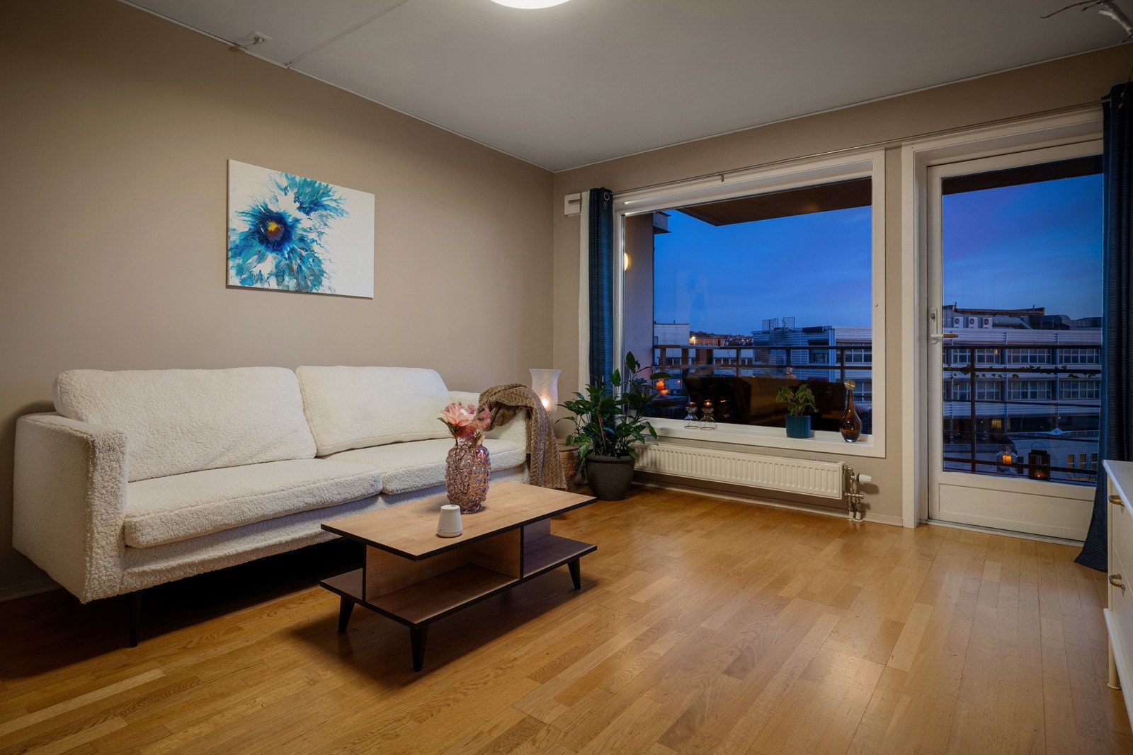 Store vindusflater og langstrakt utsikt gir en luftig atmosfære. Galleribilde