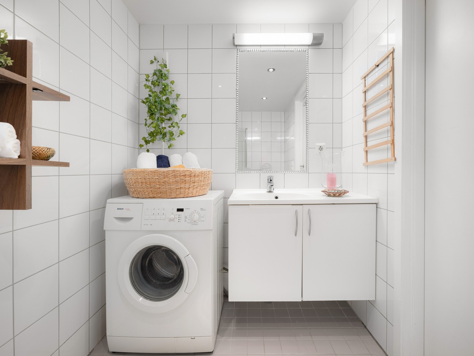 Det er plass og opplegg for vaskemaskin på badet. Galleribilde