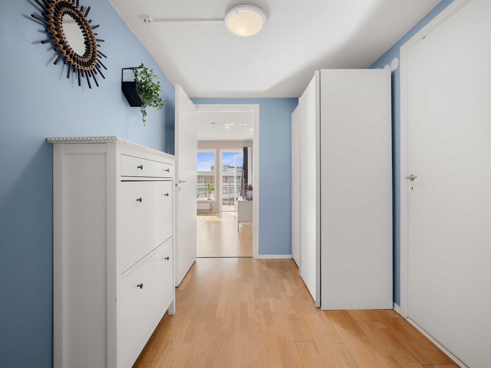 Rosmlig og innbydende entré. Galleribilde