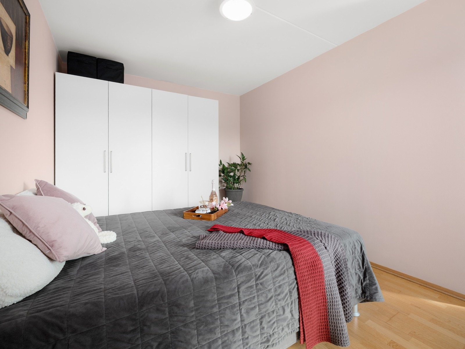 Det er god plass til dobbeltseng, tilhørende nattbord og stort garderobeskap. Galleribilde