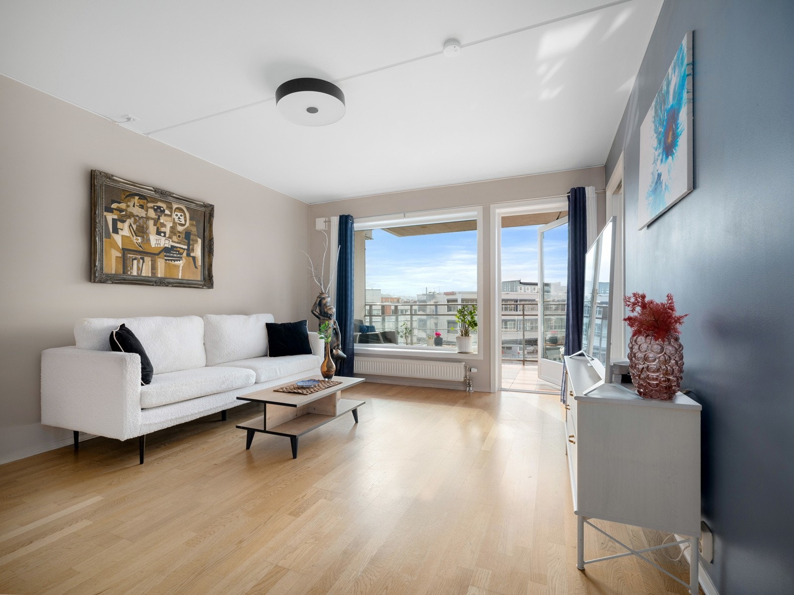 Stue, kjøkken og soverom har nymalte veggoverflater, samt parkett på gulv. Galleribilde