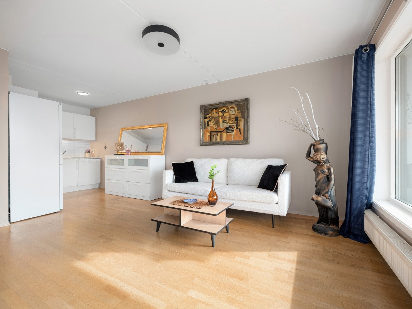 Det er en sosial planløsning med en åpen løsning mellom stue og kjøkken. Galleribilde